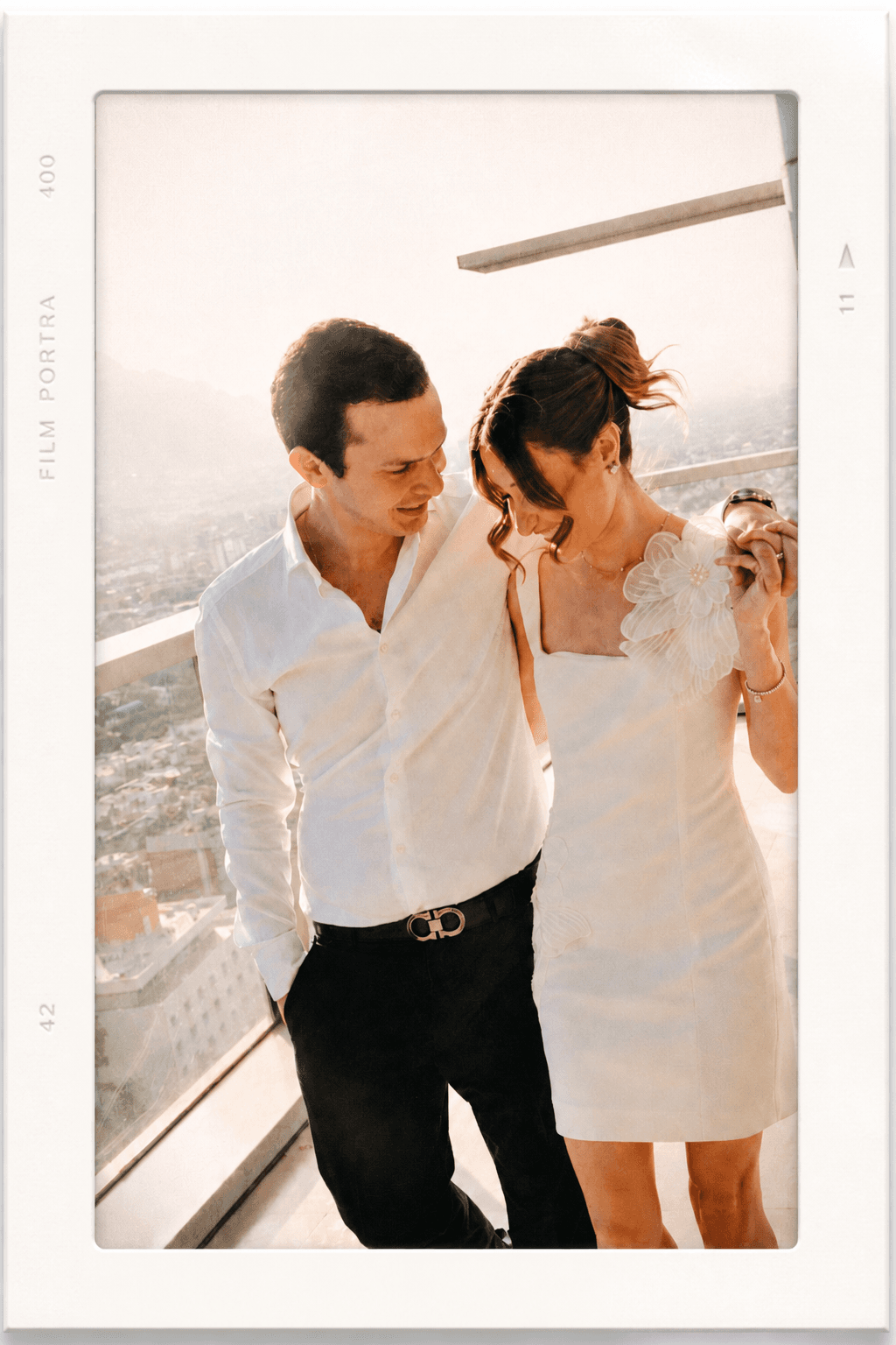 Pareja a contraluz con destellos