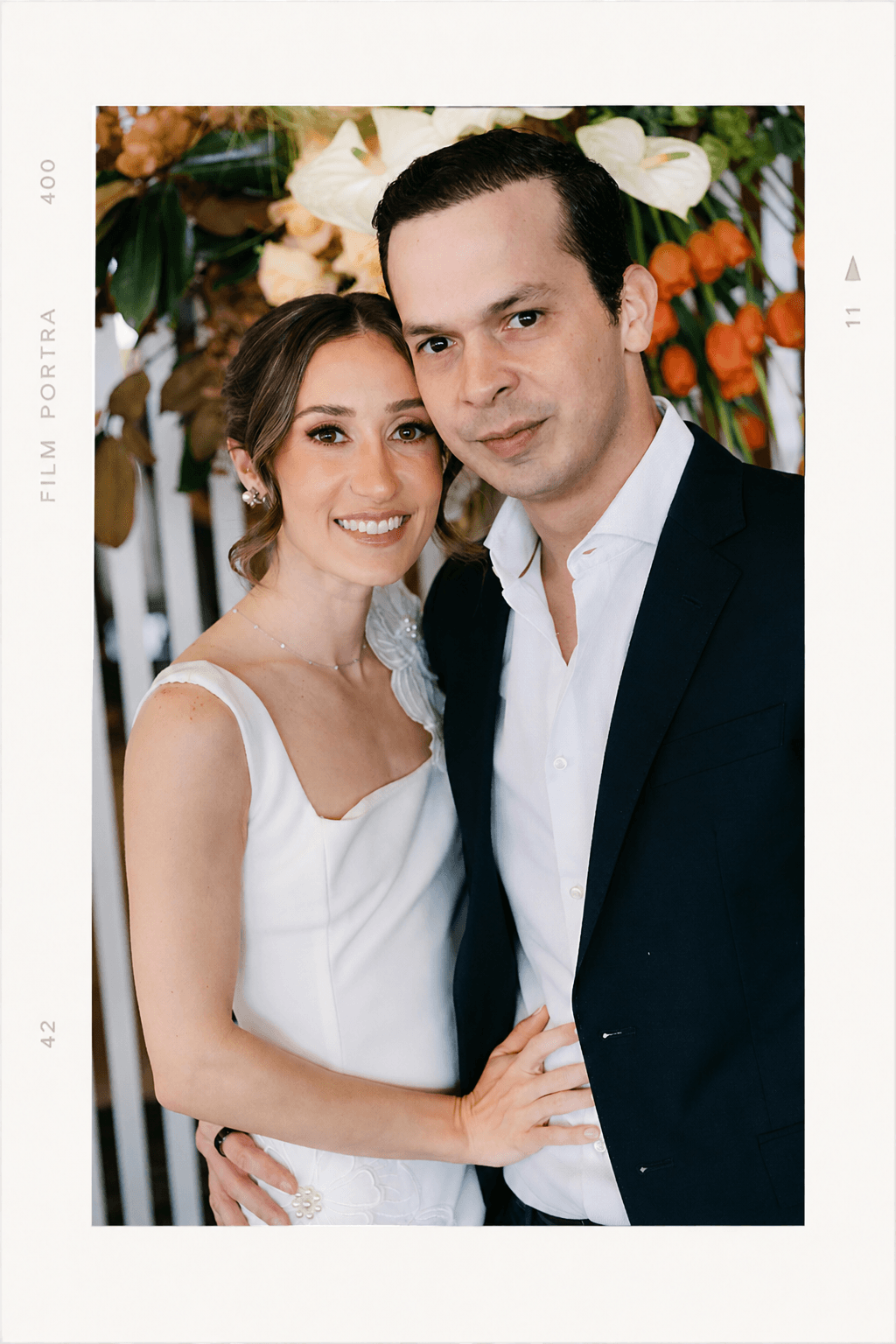 Retrato cercano de la pareja sonriendo