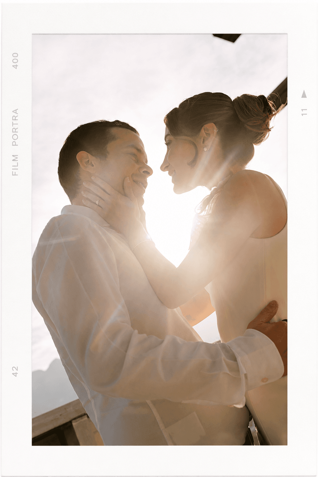 Pareja en terraza con vista a la ciudad